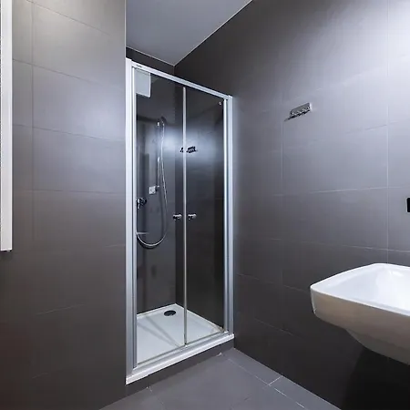 Bright & Stylish Near Center דירה *