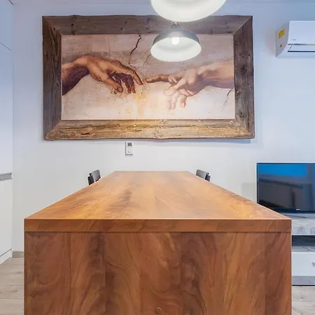 Bright & Stylish Near Center דירה *